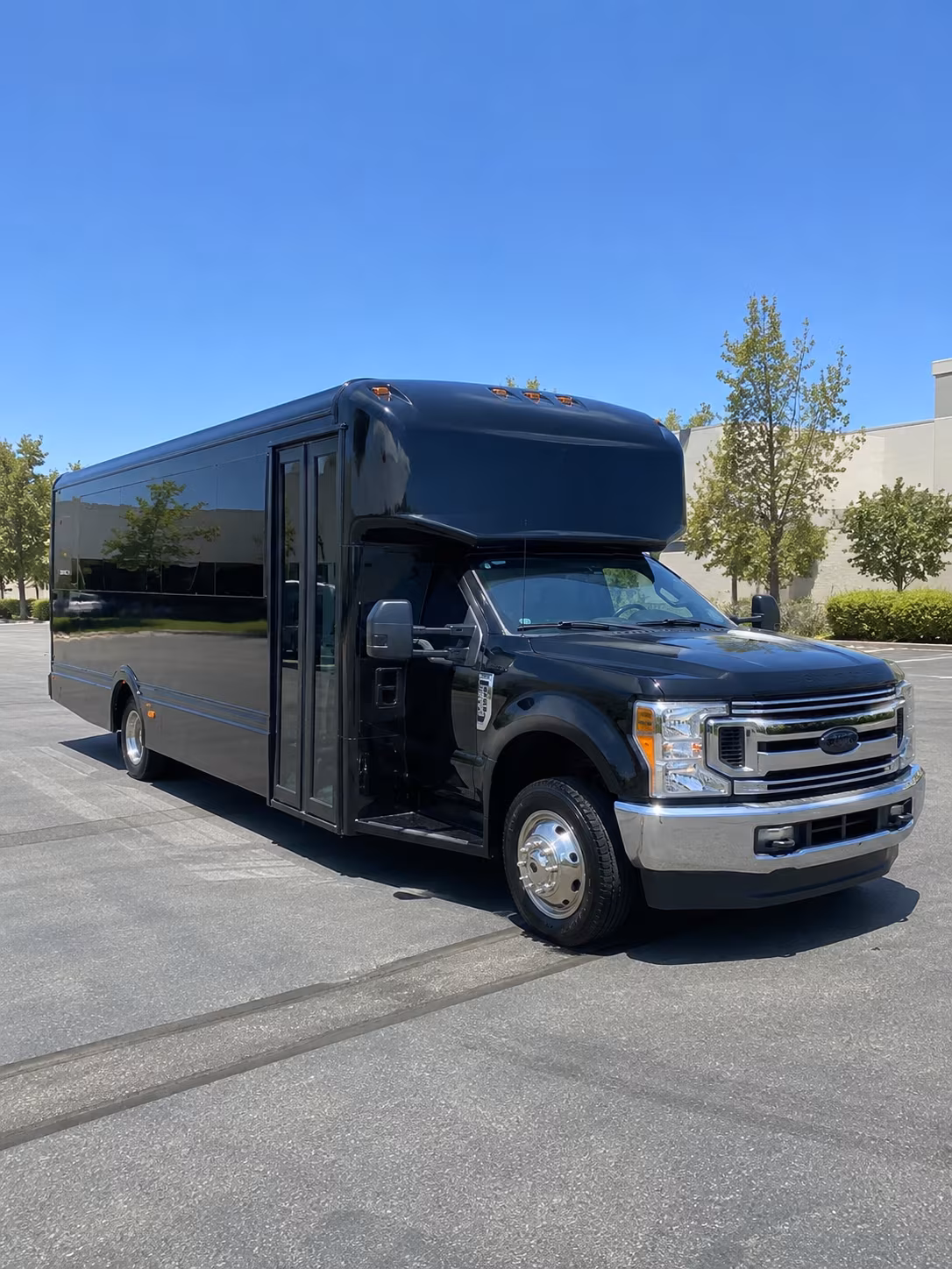 Omaha Birthday, Sweet 16, & Quinceañera Transportation party bus exterior