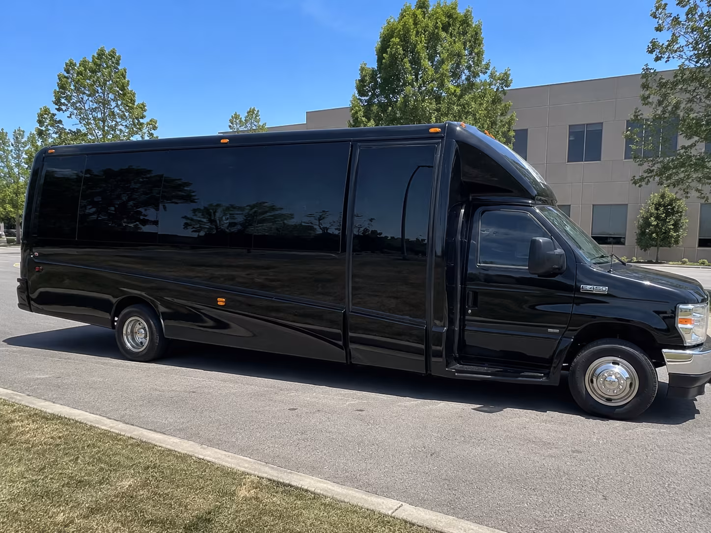 Sioux Falls Winery Tour & Pub Crawl Transportation